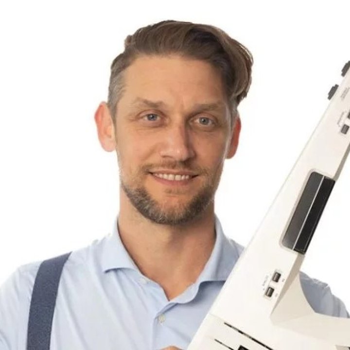 Marcel Swerissen met een keytar over zijn schouder.